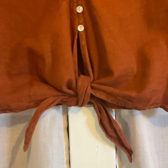 Rust Tie-Front V-Neck Button Crop Top - Picture 4 of 6